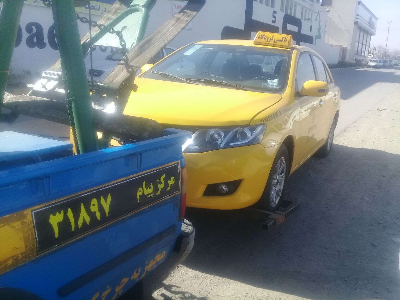 امداد خودرو راننده تاکسی در جاده رامسر